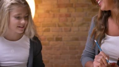 Bir resim çizim elinden kızını nasıl çizileceğini öğretim anne hareketli kamera tarafından portre çekimleri