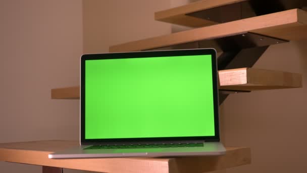 Primer plano de la computadora portátil con pantalla de croma verde que se encuentra en las escaleras de la oficina en el interior de la vista recta — Vídeos de Stock