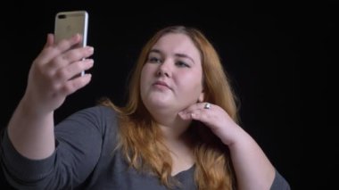 Portre selfies telefonda alarak altın esmer saçlı genç kilolu beyaz kadın ateş