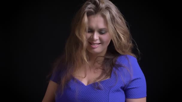 Closeup schieten van volwassen Kaukasische vrouw met behulp van de tablet en tonen van groene scherm camera glimlachen met opwinding — Stockvideo