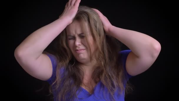 Съемки крупным планом привлекательной белой женщины средних лет с психическим расстройством, грустной и подавленной перед камерой — стоковое видео