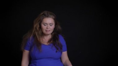 Orta yaşlı oldukça beyaz kadın uzun esmer saçlarını kamera önünde sallayarak closeup portresi