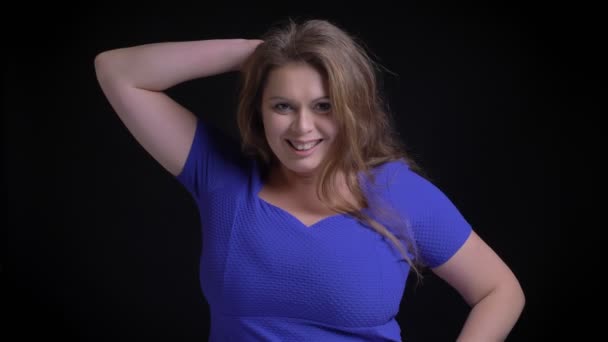Gros plan tige de femme caucasienne adulte avec les cheveux bruns souriant séduisante et posant devant la caméra — Video