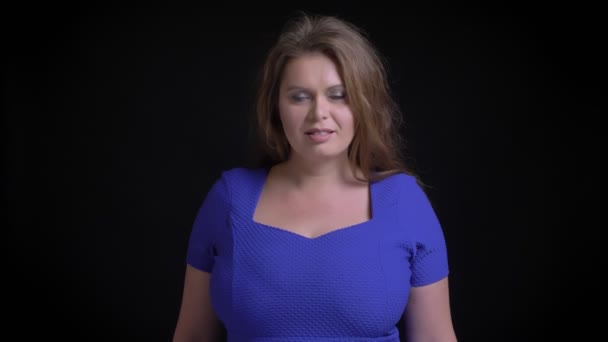 Retrato de close-up da mulher caucasiana de meia idade posando na frente da câmera e sorrindo alegremente — Vídeo de Stock