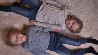 Üst baş zıt duygular ile katta metreye yalan iki küçük kız portresi vurdu.