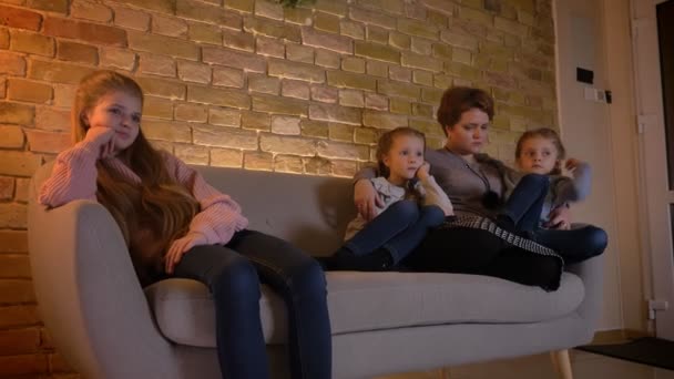 Familieportret van Kaukasische moeder en dochters en kijken naar film in gezellige thuis. — Stockvideo