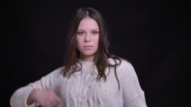 Bir başparmak gösterilmesini ve neşeyle gülümseyen genç çekici beyaz kadın portre çekimleri