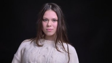 Tatlı esmer saçlı bir thumnb gösterilmesini ve gülümseyen genç çekici beyaz kadın portresi