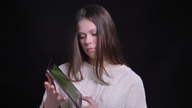 Closeup ateş tablet kullanma ve yeşil ekran kamera için gösterilen genç çekici beyaz kadın