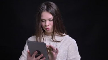 Genç çekici beyaz kadın tablet gülümseyen kullanarak ve gösteren yeşil renk ekran kamera portre portre