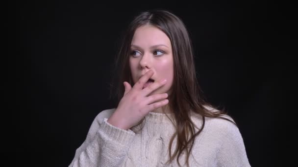 Close-up opnamen van jonge mooie brunette Kaukasische vrouwelijke wordt geschokt en verrast met een roddel — Stockvideo