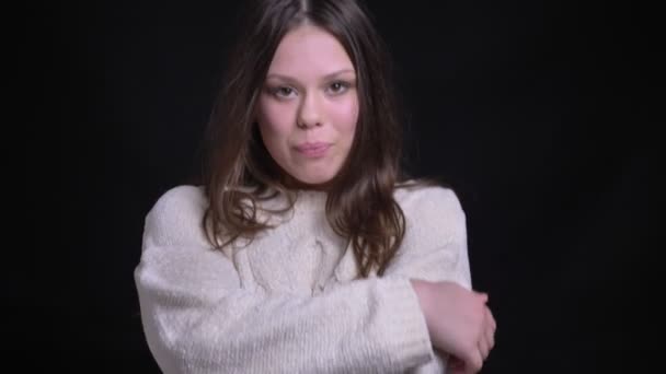 Närbild skjuta av unga attraktiva kaukasisk kvinna att göra olika ansiktsuttryck och poserar framför kameran med glädje — Stockvideo