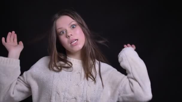 Detailní portrét mladé atraktivní Kavkazský žena dělat legrační výrazy obličeje a vesele na kameru — Stock video