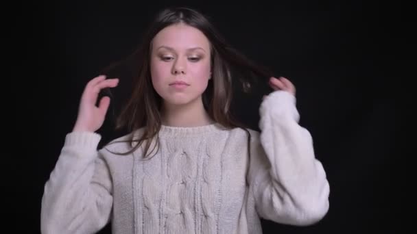 Närbild porträtt av unga attraktiva kaukasisk kvinna visar en tumme och ler medan du tittar på kameran — Stockvideo