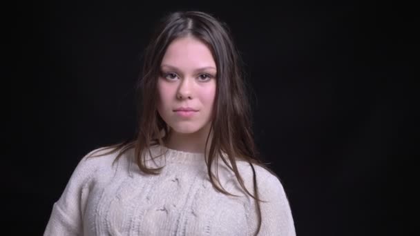 Closeup portrait of young attractive caucasian female with brunette hair showing a thumnb up and smiling — Stock Video