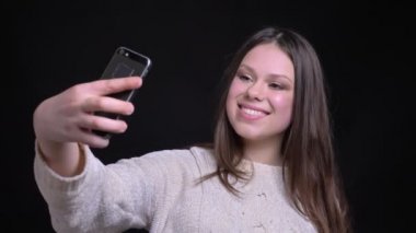Closeup çekim genç çekici beyaz kadın poz ve kamera önünde gülümseyen selfies alarak