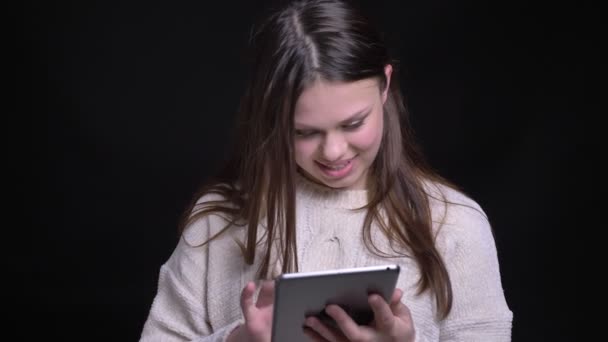 特写镜头拍摄年轻的有吸引力的白种人女性在平板电脑上发短信在镜头前 — 图库视频影像