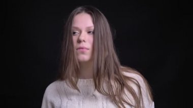 Closeup çekim genç çekici beyaz kadın dans ve eğlenceli kamera önünde