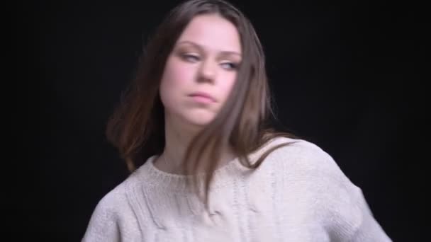 Камерный снимок взрослой красавицы-кавказки, которая разворачивается с взмывающими в воздух волосами и радостно смеется — стоковое видео