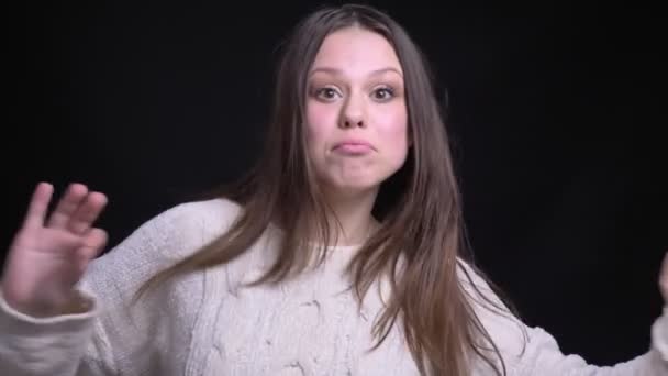 Closeup natáčení mladé krásné Kavkazský žena radost a smích na kameru — Stock video