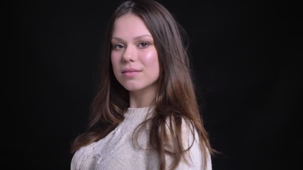 Close-up retrato de jovem atraente caucasiano fêmea sedutoramente sorrindo e posando na frente da câmera — Vídeo de Stock