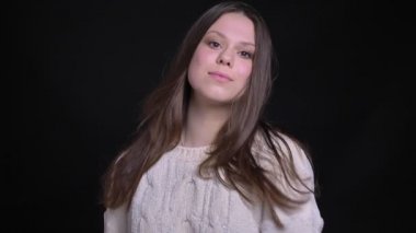 Poz ve onun saç çırpınan ile kamera önünde gülen genç çekici beyaz kadın portresi CL.oseup