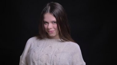Closeup seductively kaşları yükselterek ve neşeyle gülerek kamera önünde genç çekici beyaz kadın portresi