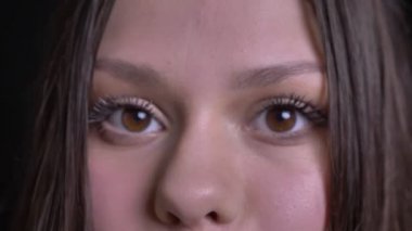 Portre fotoğraf makinesi vasıl düz seyir güzel bir makyaj ile genç çekici beyaz kadın yüzü kahverengi gözlü ateş