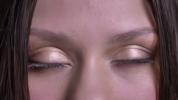 Portret zbliżenie dorosłych piękna twarz kaukaski brązowe oczy patrząc na kamery z uśmiechający się wyraz twarzy — Wideo stockowe