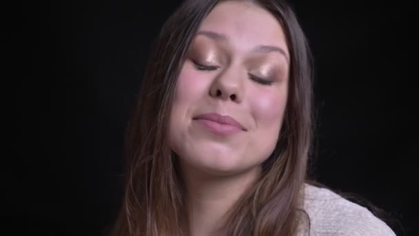 Close-up opnamen van volwassen mooie Kaukasische brunette vrouwelijke glimlachend met vreugde en opwinding tijdens het kijken naar camera — Stockvideo