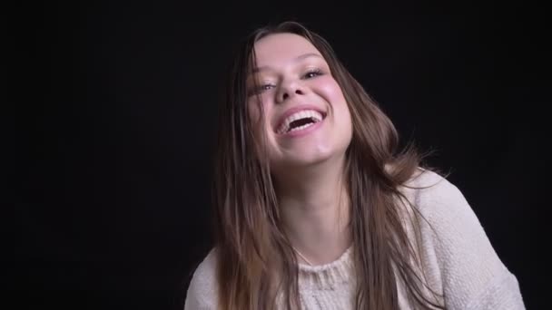 Nahaufnahme Porträt einer erwachsenen attraktiven kaukasischen Frau, die glücklich lacht und Spaß vor der Kamera hat — Stockvideo