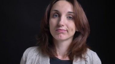 Yakın çekim portre orta yaşlı esmer beyaz kadının onaylayarak içine kamera siyah arka plan üzerine başını sallayarak.