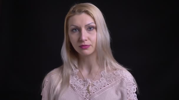 Съемки крупным планом привлекательной белой женщины средних лет — стоковое видео