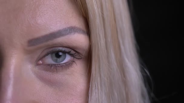 中年の魅力的な白人女性の半分の顔の肖像画のクローズ アップ撮影 — ストック動画