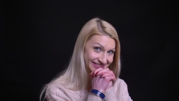 Close-up retrato de adulto atraente caucasiano feminino sendo animado e sorrindo alegremente na frente da câmera — Vídeo de Stock