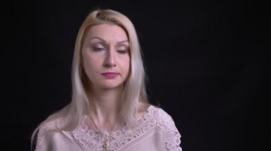 Tatlı tefekkür ve kamera önünde başını sallayarak düşünceli orta yaşlı beyaz ateş