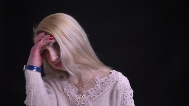 Zbliżenie strzelać średniej wieku Blondynka kaukaski kobiece, wstydu i klaskanie jej głowę ręką patrząc na kamery — Wideo stockowe