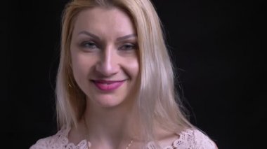 Closeup çekim orta yaşlı beyaz kadın kamera ve neşeyle gülümseyen düz arıyorsunuz