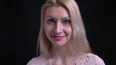 Kameraya bakarken şirin ve gülümseyen mutlu olmak sarı saçlı orta yaşlı beyaz kadın portre çekimleri