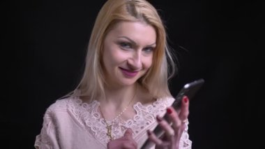 Tablet kullanma ve yeşil renk ekran kamera için gösterilen orta yaşlı beyaz kadın portresi portre