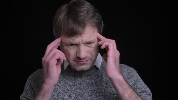 Primer plano retrato de adulto atractivo caucásico hombre tener un headche delante de la cámara — Vídeo de stock