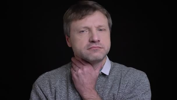 성인 백인 남성을 카메라 앞에서 병이 되 고 아픈 목의 근접 촬영 — 비디오