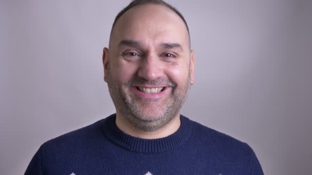 Closeup shoot of middle-aged acucasian man looking straight at camera and smiling cheerfully — Stock Video