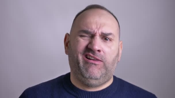 Close-up opnamen van middelste leeftijd Kaukasische man maken van grappige gezichtsuitdrukkingen en plezier voor de camera — Stockvideo