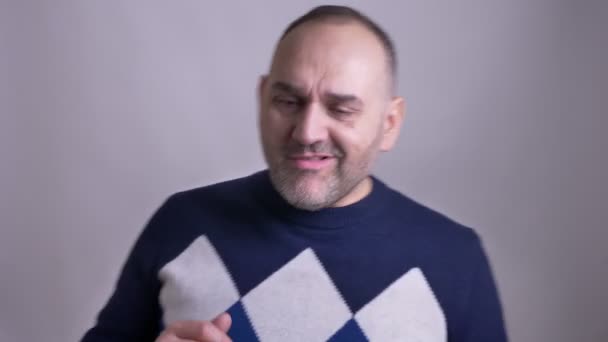 Крупним планом знімок дорослого білоруського чоловіка, який весело танцює і розважається перед камерою — стокове відео