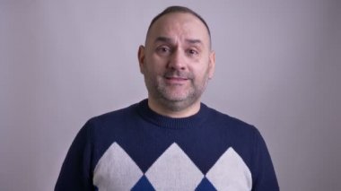 Beyaz erkek olmak endişeli ve onun parmak kamera önünde umut yalvarıyor çarpı işareti olan orta portre portresi yaşlı