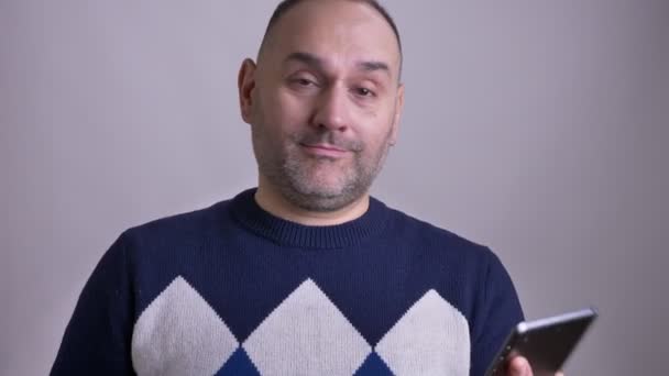 Retrato de primer plano del hombre caucásico adulto usando la tableta y mostrando la pantalla verde a la cámara sonriendo — Vídeo de stock