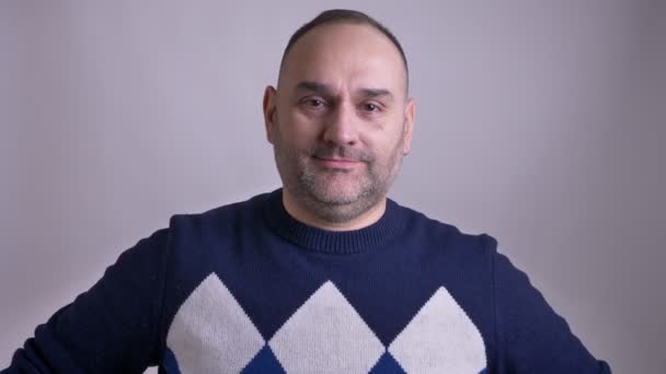 Närbild porträtt av mellersta åldern kaukasiska män visar en tumme och ler medan du tittar på kameran — Stockvideo