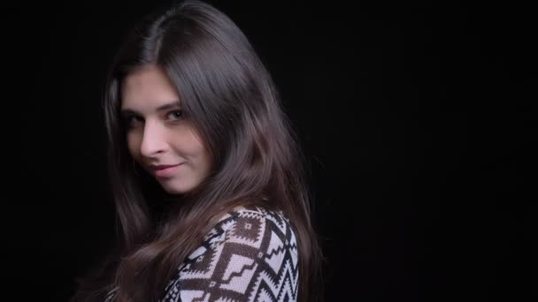 Portret zbliżenie młody piękny kaukaski kobieta z długimi włosami, uśmiechając się i uwodzicielsko pozowanie na kamery — Wideo stockowe