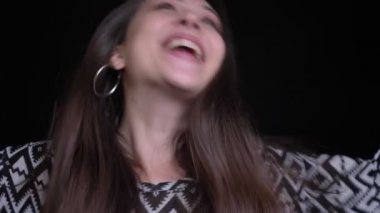 Genç güzel beyaz kadın Başlarken heyecanlı ve mutlu kameraya bakarken gülümseyen, Closeup çekim